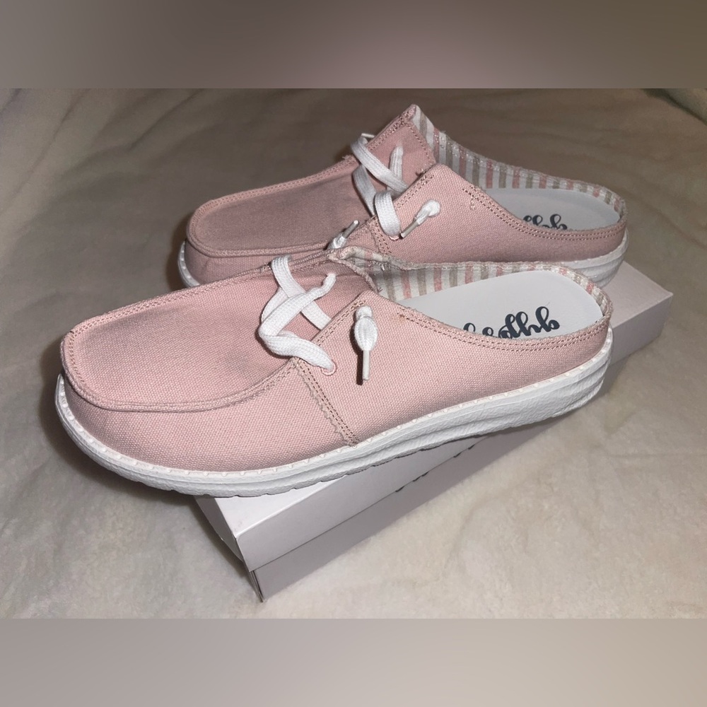 🖤NWT Blush Layla Slip-Ons